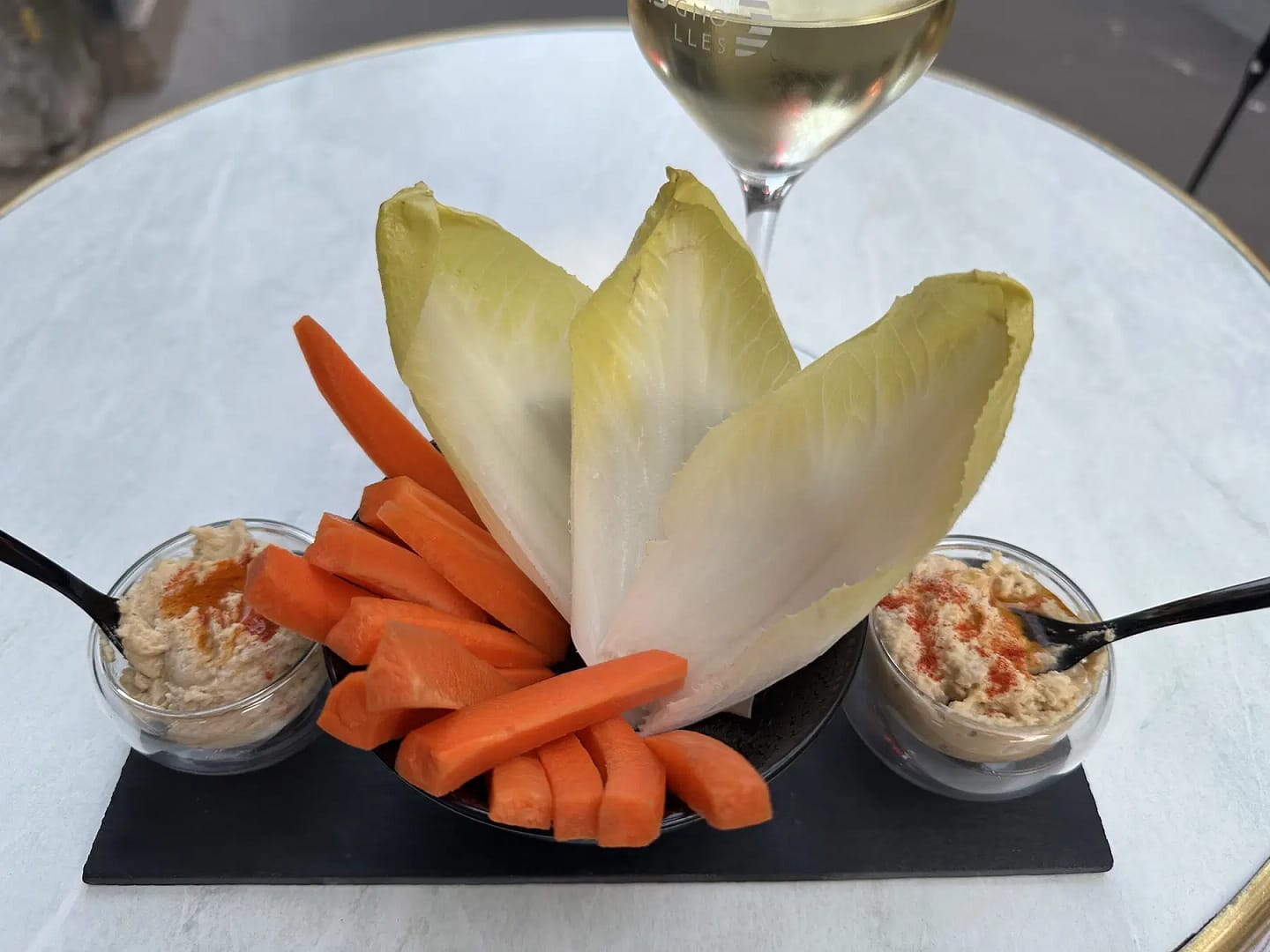 CUISINE 30. Tartinade Houmous avec crudite╠üs+vin