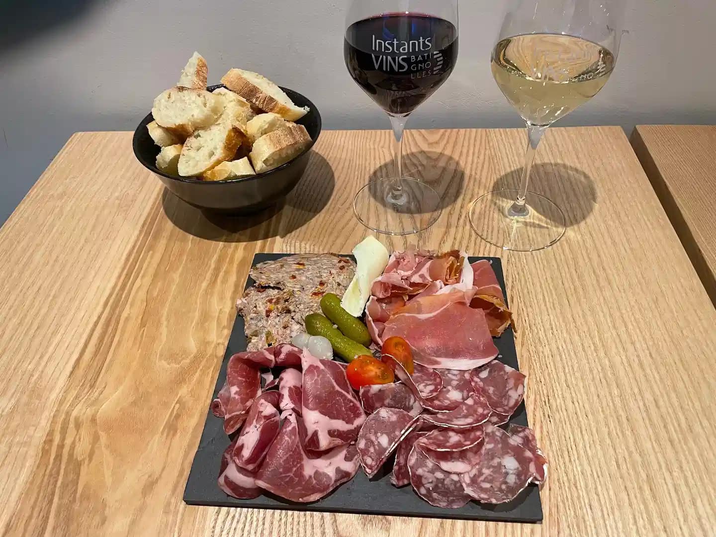 CUISINE 9.b Planche 4 Charcuterie avec vin+pain